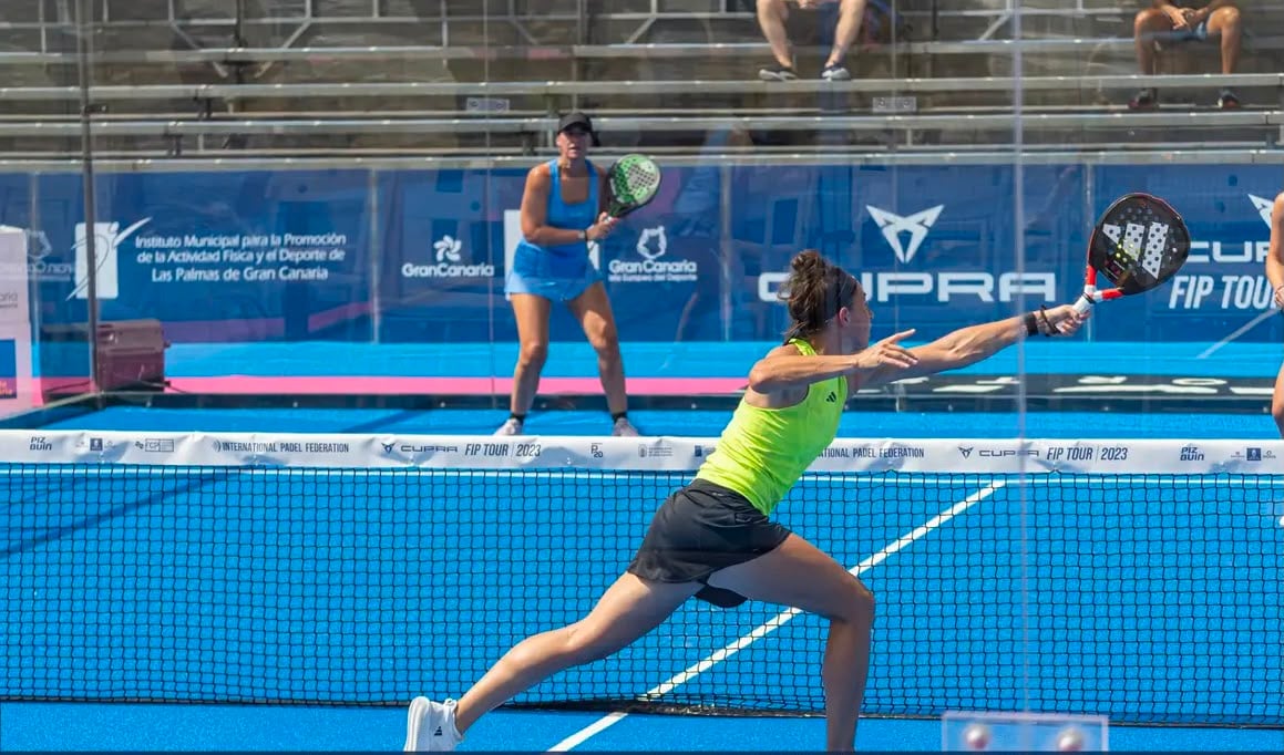 Spannende rally aan het net tijdens een padelwedstrijd